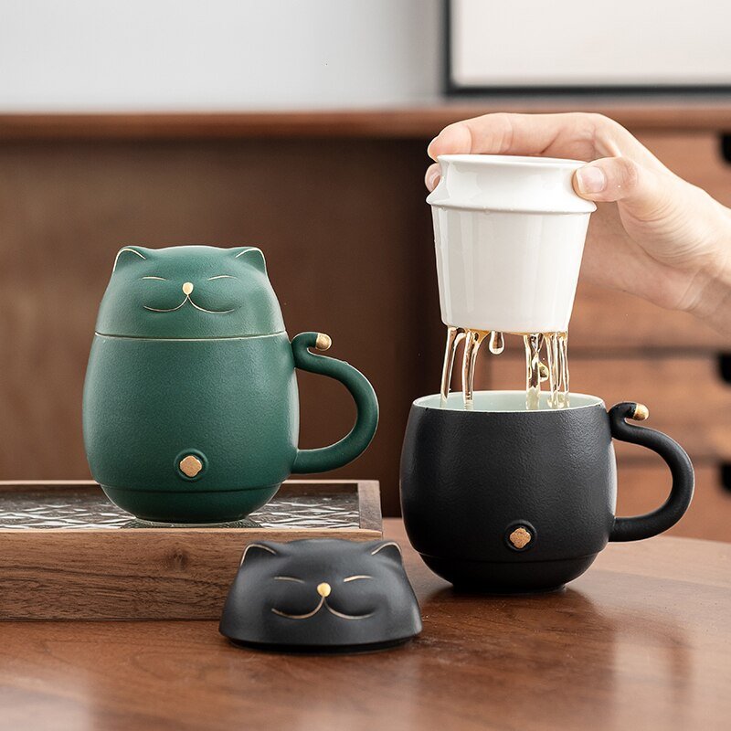 https://hemkonst.com/cdn/shop/products/luwu-lucky-cat-ceramic-tea-mug-with-infuser-169402.jpg?v=1677911000&width=1445