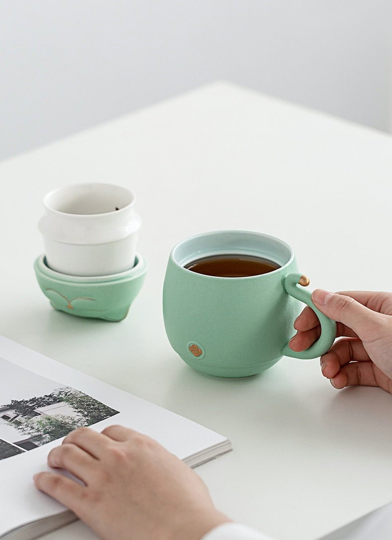 https://hemkonst.com/cdn/shop/products/luwu-lucky-cat-ceramic-tea-mug-with-infuser-684588.jpg?v=1677911000&width=1445